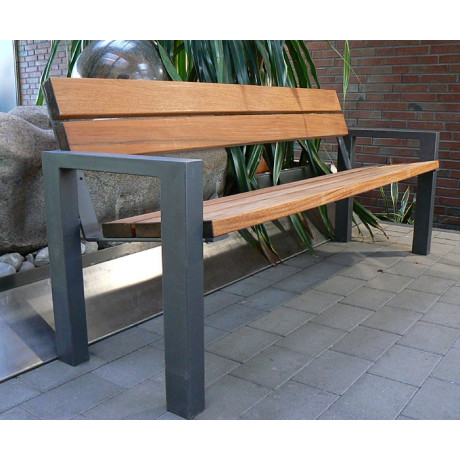 Lavička Carmenn s područkou